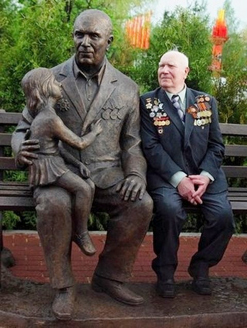 Иван Одарченко у памятника